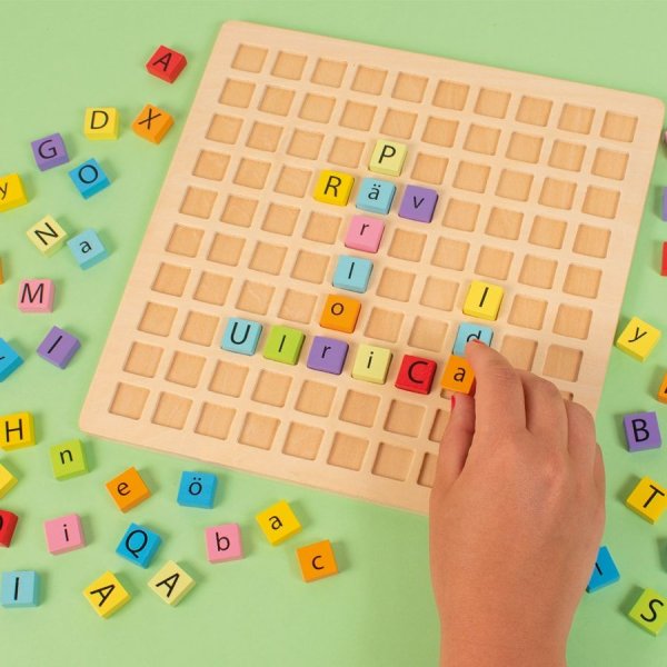 Alfabetsbricka i trä 100 bokstäver - versaler och gemener Alfabetsbricka i trä 100 bokstäver - versaler och gemener