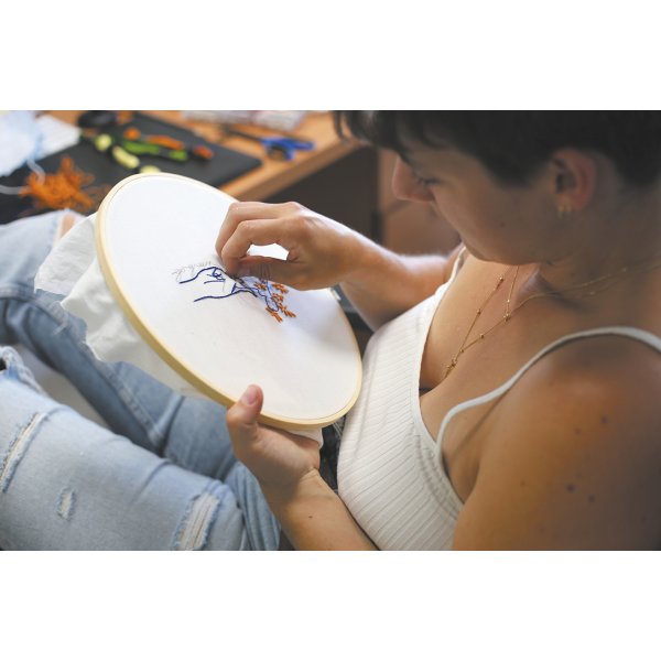 Broderikit f�r kl�der med v�xtmotiv