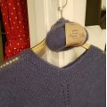 Kundbild DROPS Brushed Alpaca Silk garn - 25g - Jeansblå (13): En poncho stickad i ett mycket...