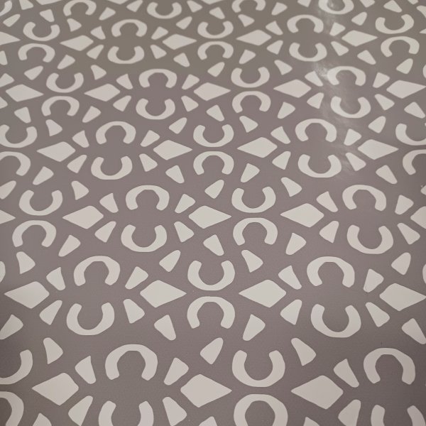 Vaxduk PVC Triangelmotiv grå/vit 140 cm Vaxduk PVC Triangelmotiv grå/vit 140 cm