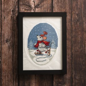 Broderingskit mus på skridskor - tavla 13x18 cm Broderingskit mus på skridskor - tavla 13x18 cm