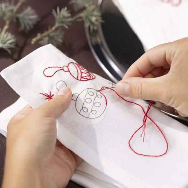 Broderisett juleservietter juler�d 4-pakning