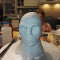Kundbild Roterbar skiva ø 18 x H 11 cm: Lerskulptur av ett ansikte -...