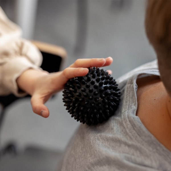 Massageboll med piggar - h�rd svart 7,5 cm