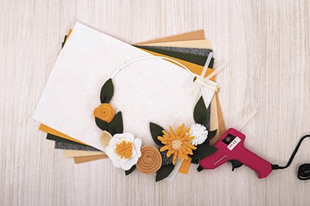 Pysselkit i filt � blomsterkrans