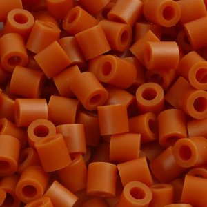 Rörpärlor NABBI medium 5x5 mm Kola brun 1100 st Rörpärlor NABBI medium 5x5 mm Kola brun 1100 st