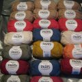 Kundbild DROPS Paris Uni Colour garn - 50g - Naturvit (17): Lättstickat garn som kommer i...